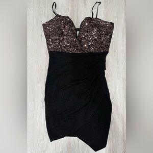 Size medium. Black/rose gold short dress. Good condition.